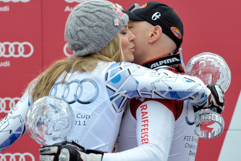 Lindsey Vonn-Didier Cuche, ou la bise de cristal d'une championne à un champion. [Keystone - Dominic Favre]