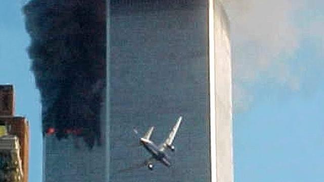 11 septembre 2001: deux avions de ligne s'encastrent dans les tours jumelles du World Trade Center, symboles de la puissance américaine, à New York. Un 3e avion touche le Pentagone, à Washington. Un 4e s'écrase en Pennsylvanie. Cet attentat est le plus meurtrier de l'histoire, avec un bilan de près de 3000 morts. [Carmen Taylor]