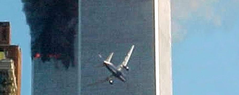 11 septembre 2001: deux avions de ligne s'encastrent dans les tours jumelles du World Trade Center, symboles de la puissance américaine, à New York. Un 3e avion touche le Pentagone, à Washington. Un 4e s'écrase en Pennsylvanie. Cet attentat est le plus meurtrier de l'histoire, avec un bilan de près de 3000 morts. [Carmen Taylor]