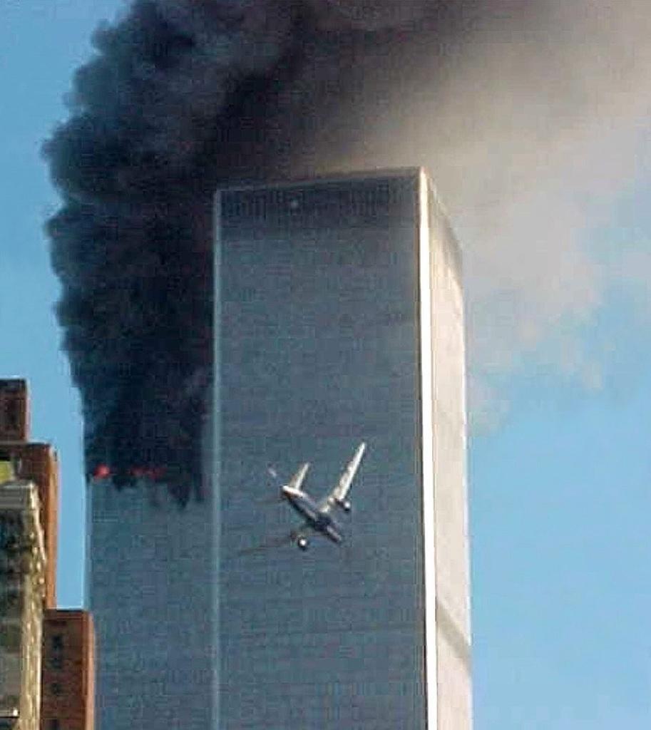 11 septembre 2001: deux avions de ligne s'encastrent dans les tours jumelles du World Trade Center, symboles de la puissance américaine, à New York. Un 3e avion touche le Pentagone, à Washington. Un 4e s'écrase en Pennsylvanie. Cet attentat est le plus meurtrier de l'histoire, avec un bilan de près de 3000 morts. [Carmen Taylor]