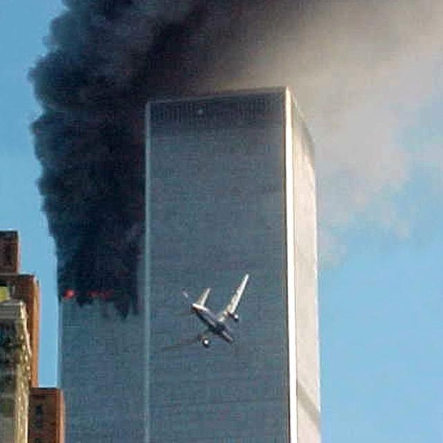 11 septembre 2001: deux avions de ligne s'encastrent dans les tours jumelles du World Trade Center, symboles de la puissance américaine, à New York. Un 3e avion touche le Pentagone, à Washington. Un 4e s'écrase en Pennsylvanie. Cet attentat est le plus meurtrier de l'histoire, avec un bilan de près de 3000 morts. [Carmen Taylor]