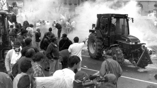 Une manifestation paysanne dégénère sur la Place fédérale en 1996. [Keystone]