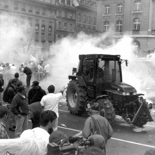 Une manifestation paysanne dégénère sur la Place fédérale en 1996. [Keystone]