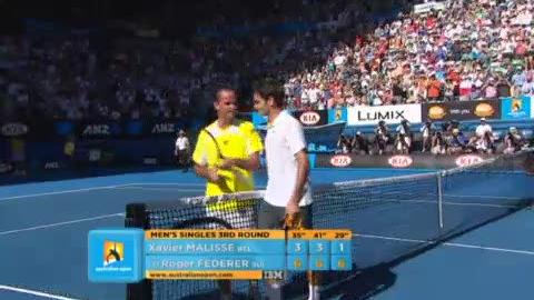 Tennis / Open d'Australie: Le Federer express est en marche. Le Bâlois enchaîne dix jeux de suite entre le 2e et le 3e set pour conclure le match 6-3 6-3 6-1.
