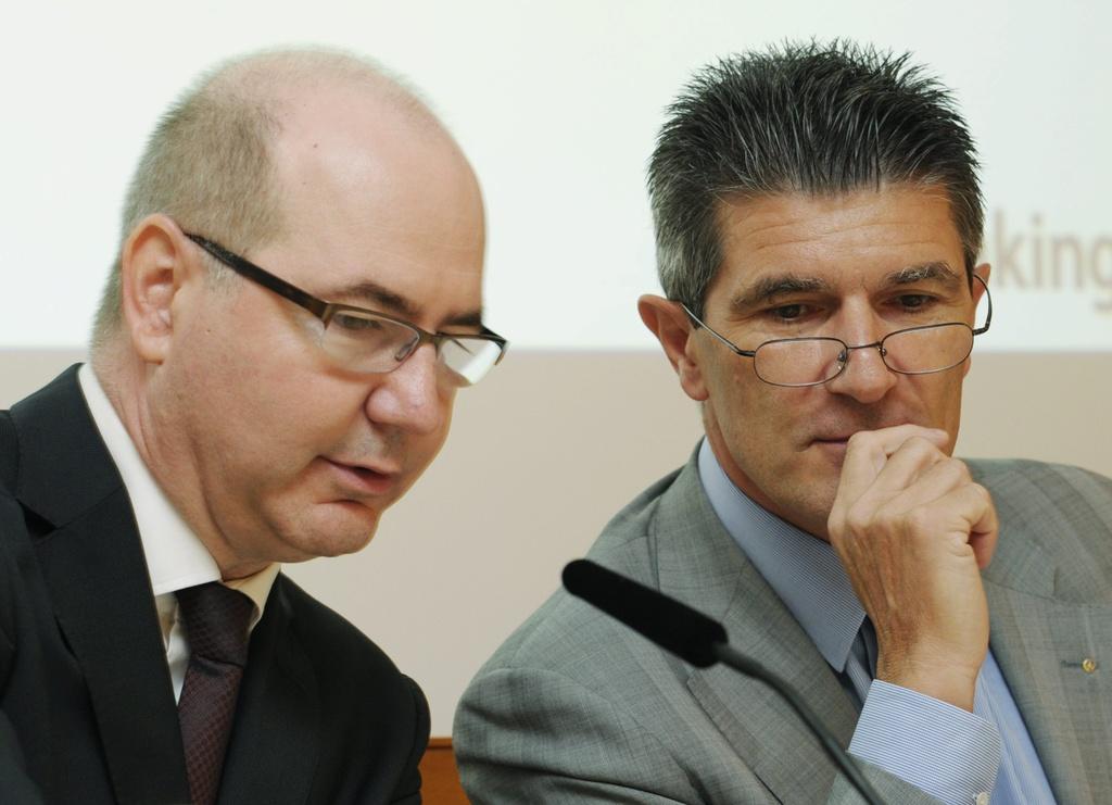 Claude-Alain Margelisch (à gauche), directeur de l'ASB a annoncé de bons résultats pour 2010. [KEYSTONE - STEFFEN SCHMIDT]