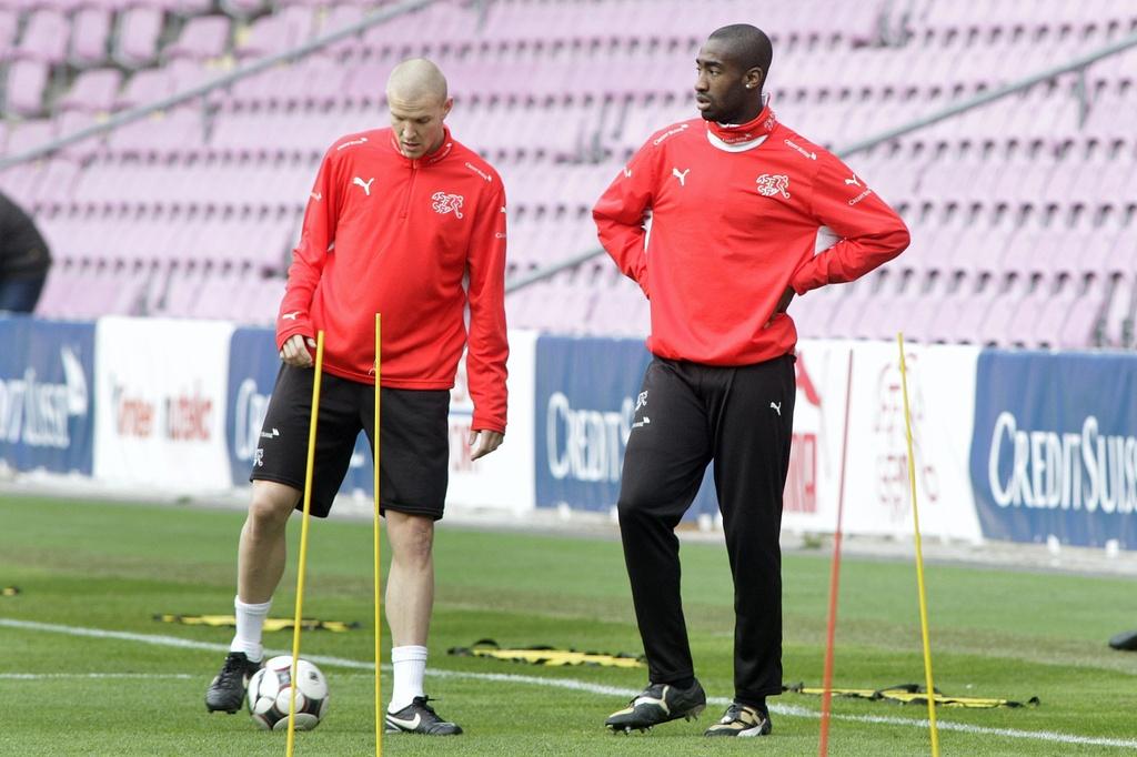 Senderos et Djourou auront fort à faire pour être titulaire dans leur club respectif. [KEYSTONE - SALVATORE DI NOLFI]