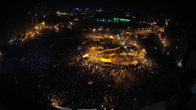 Des milliers de protestataires sont restés toute la nuit place Tahrir, s'opposant à l'offre du maréchal Hussein Tantaoui. [KEYSTONE - MOHAMED OMAR]