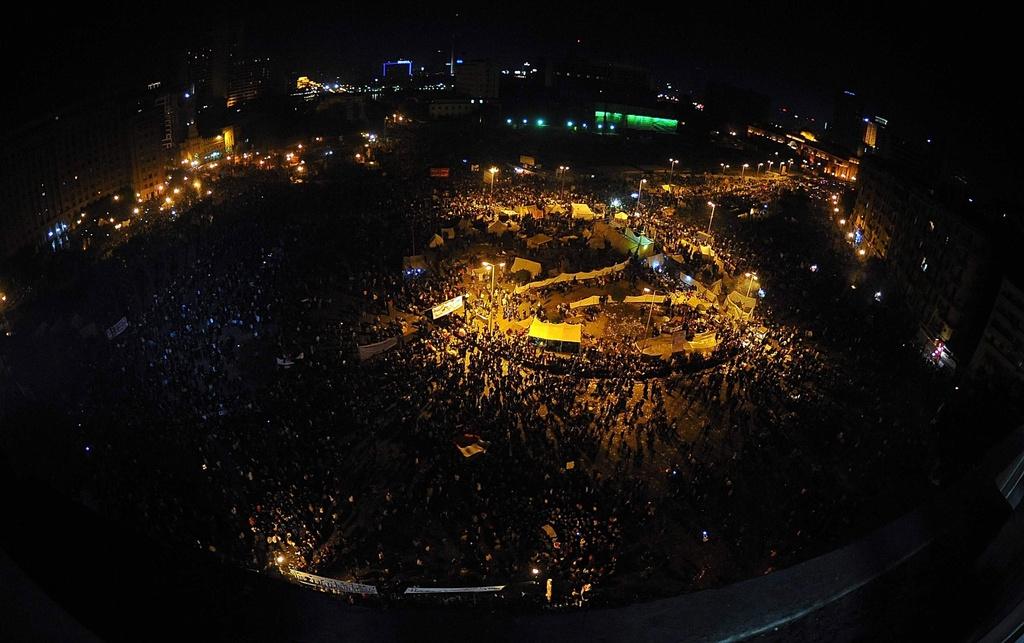 Des milliers de protestataires sont restés toute la nuit place Tahrir, s'opposant à l'offre du maréchal Hussein Tantaoui. [KEYSTONE - MOHAMED OMAR]