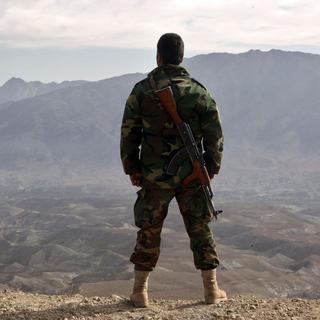 Un soldat de l'armée nationale afghane face aux collines de Tora Bora.