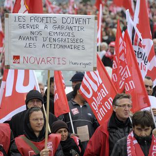 Plus d'un millier d'employés de Novartis, des membres du syndicat Unia et des sympathisants ont manifesté contre la fermeture du site de Nyon-Prangins. [DOMINIC FAVRE]