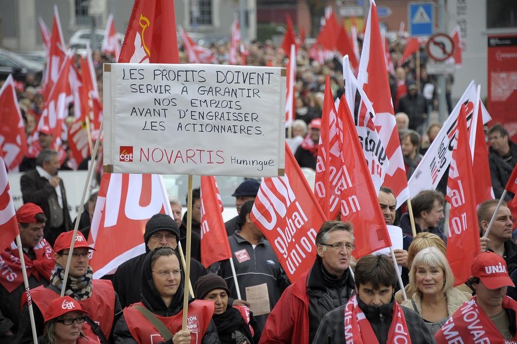 Plus d'un millier d'employés de Novartis, des membres du syndicat Unia et des sympathisants ont manifesté contre la fermeture du site de Nyon-Prangins. [DOMINIC FAVRE]