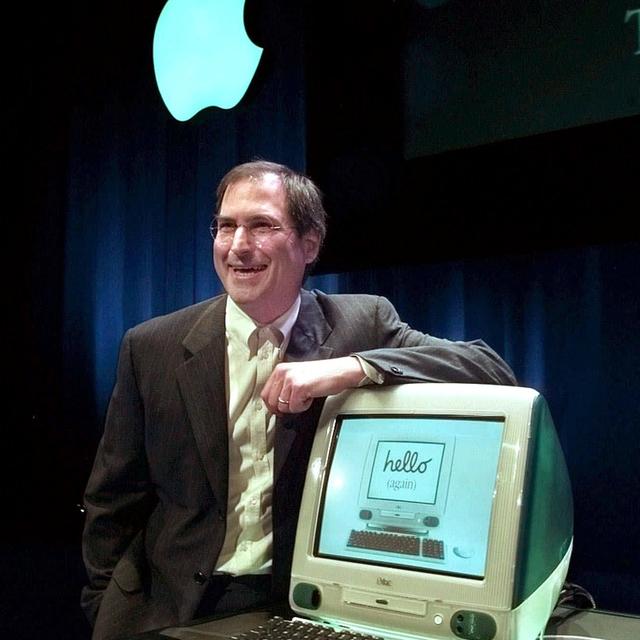 Steve Jobs présente l'iMac en 1998. [Paul Sakuma]