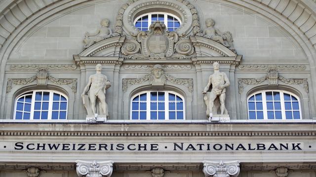 La Banque nationale suisse n'exclut pas un arrimage à l'euro pour contrer la hausse du franc. [Peter Klaunzer]