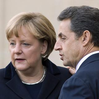 Angela Merkel et Nicolas Sarkozy après un meeting parisien, hier, et la conclusion d'un nouveau projet de traité européen. [Ian Langsdon]