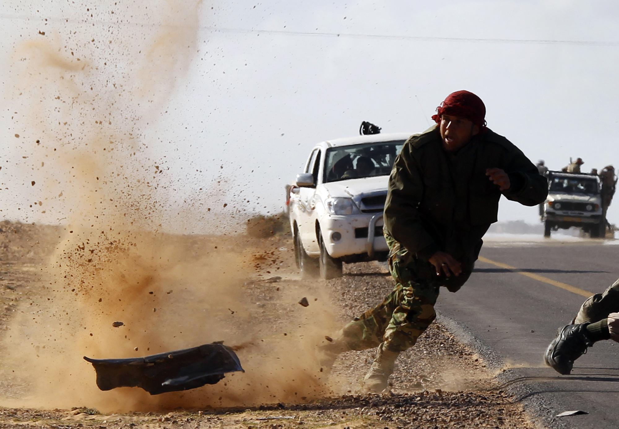 Sur la route entre Ajdabiya et Benghazi, de nombreux civils fuyaient la ville en direction de l'est lundi. [REUTERS - � Goran Tomasevic / Reuters]