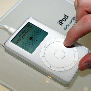 La première génération de l'iPod, le lecteur MP3 made in Apple, voit le jour en 2001.