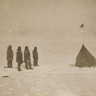Cette photographie est la seule connue montrant l'expédition d'Amundsen à l'emplacement du pôle Sud. [National library of Australia]