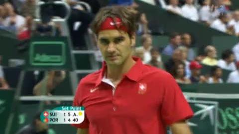 Tennis / Coupe Davis (Suisse-Portugal): encore une manche ardue pour Roger Federer, qui, néanmoins, prend la tête 2 manches à 1 (5-7 6-1 6-4)