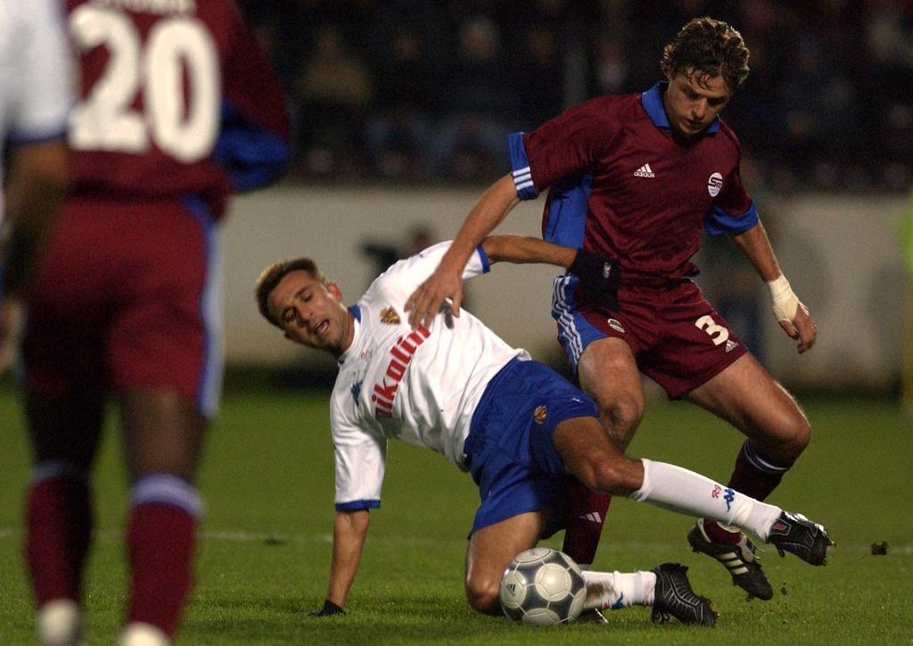 Fournier prend le dessus sur le joueur de Saragosse, Juan Castano. C'était lors de la campagne européenne du SFC en 2001/02. [KEYSTONE - Martial Trezzini]
