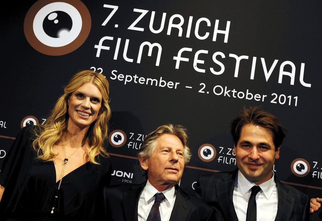 Roman Polanski accompagné de Nadja Schildknecht et Karl Spoerri sur le tapis vert. [KEYSTONE - Walter Bieri]