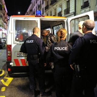 Opération de police dans le quartier des Pâquis à Genève en mai 2009. [Martial Trezzini]
