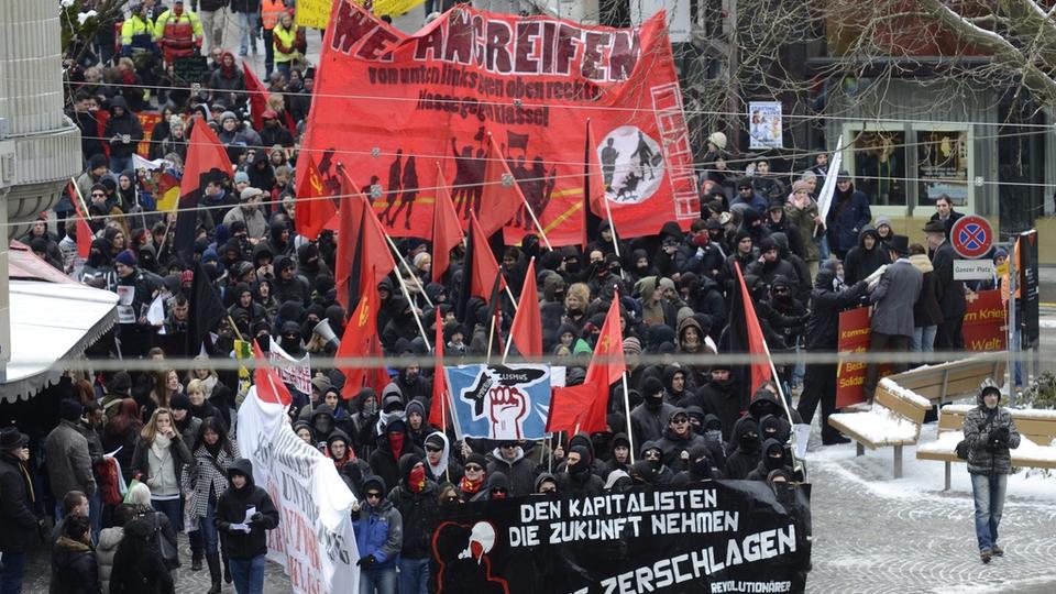 La manifestation, sans gros incidents, a donné lieu à quelques déprédations et à une escarmouche avec des passants provocateurs. [Regina Kuehne]