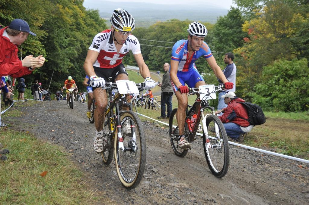 Schurter aux côtés de Kulhavy, une image que l'on pourrait revoir à Champéry... [Keystone - Martin Platter]