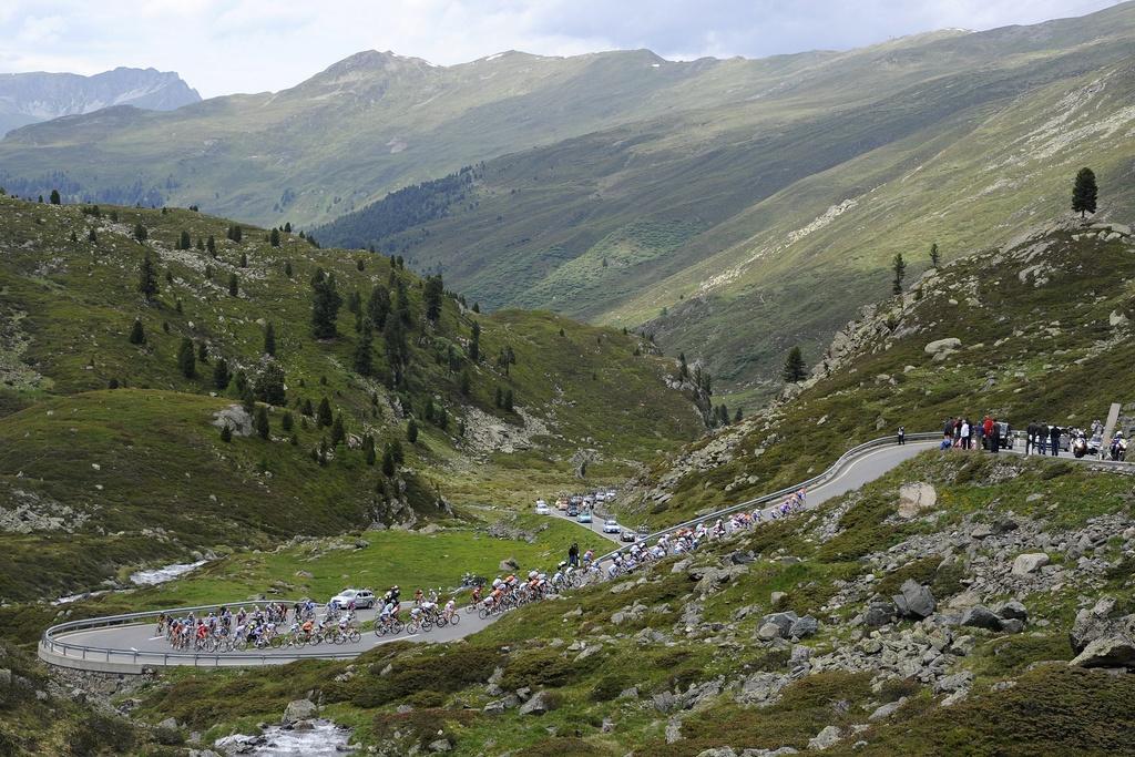 Le peloton du Tour de Suisse franchit le col de la Flüela. [Keystone - JEAN-CHRISTOPHE BOTT]