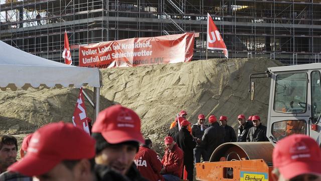 Vendredi dernier, les syndicats Unia et Syna avaient bloqué plusieurs chantiers, comme ici, à Wallisellen, dans le canton de Zurich. [KEYSTONE - Steffen Schmidt]