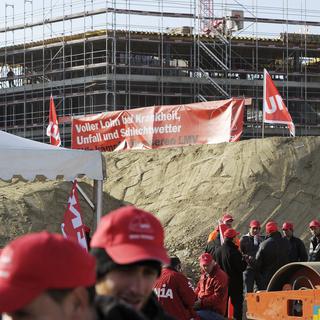 Vendredi dernier, les syndicats Unia et Syna avaient bloqué plusieurs chantiers, comme ici, à Wallisellen, dans le canton de Zurich. [KEYSTONE - Steffen Schmidt]