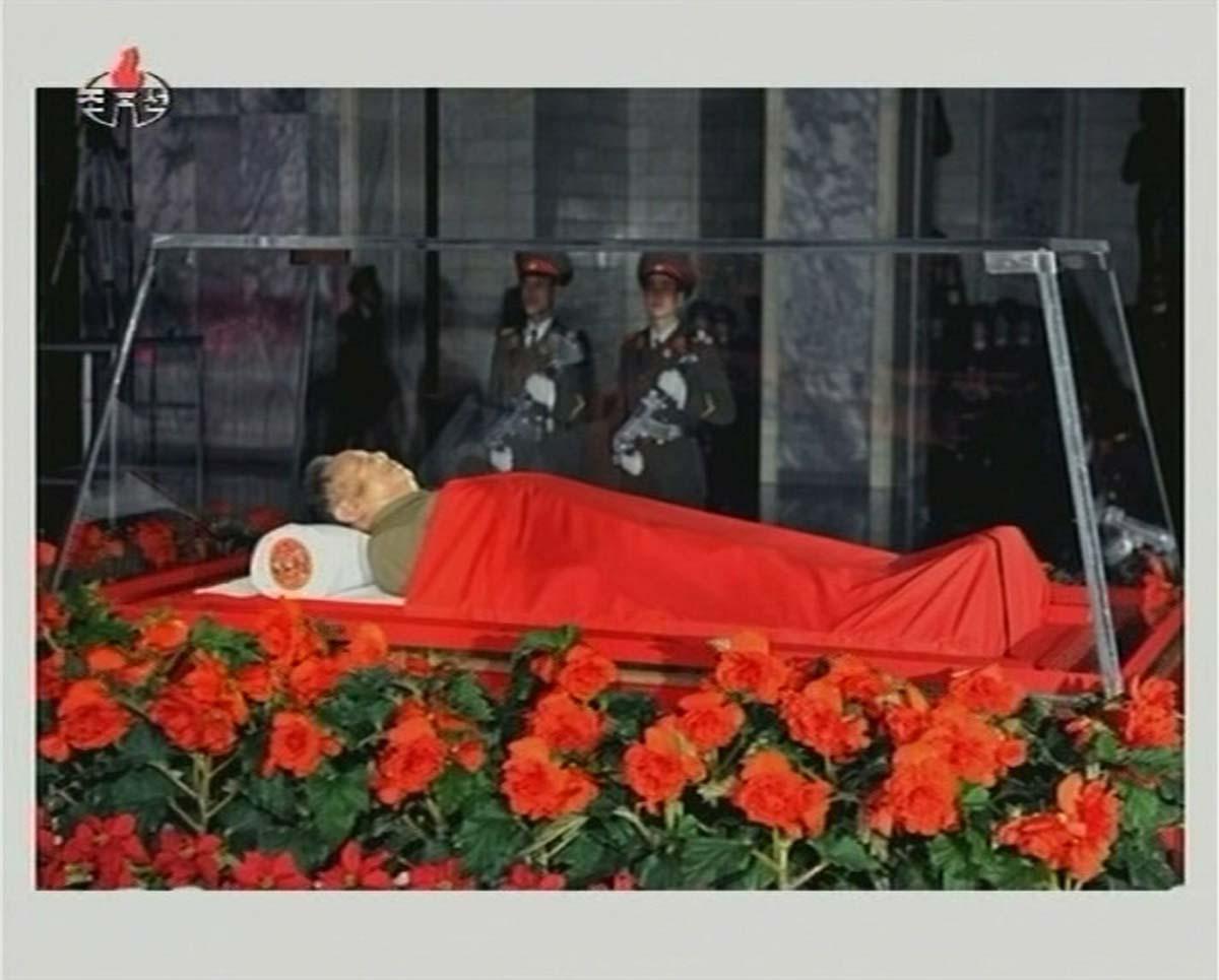 Le corps de Kim Jong-Il a été placé au mausolée Kumsusan, où repose celui de son propre père, le fondateur de la Corée du Nord communiste Kim Il-Sung, décédé en 1994. [KRT]