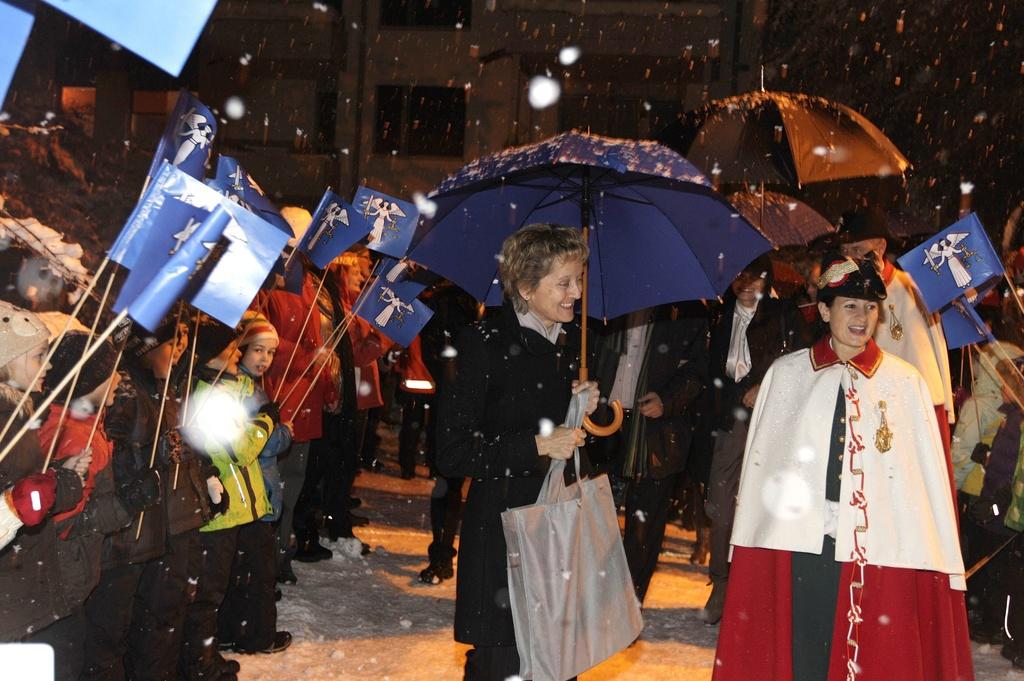 Felsberg, dans les Grisons, fête Eveline Widmer-Schlumpf, la nouvelle présidente de la Confédération. [KEYSTONE - ARNO BALZARINI]