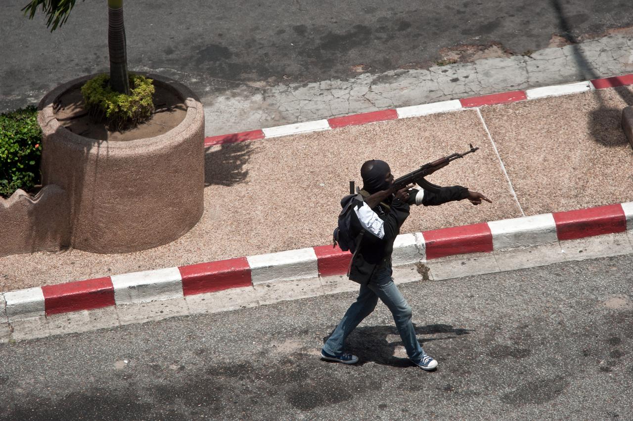 Les pro-Gbagbo surveillent les rues de la capitale économique, tandis que les pro-Ouattara disent encercler Abidjan. [AFP - Jean-Philippe Ksiazek]