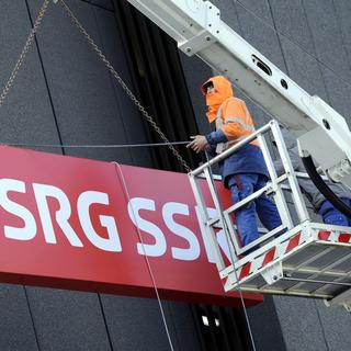 Installation du nouveau logo de la SSR sur le bâtiment de la télévision alémanique le 2 mars 2011.