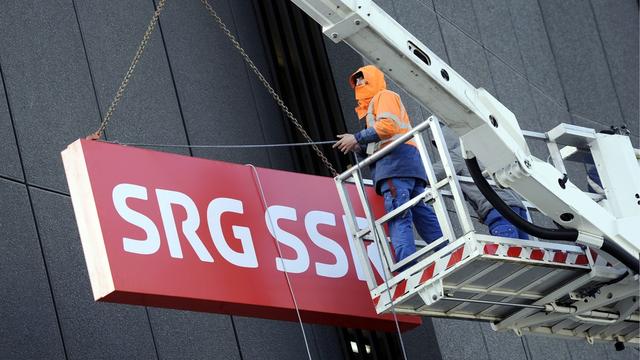 Installation du nouveau logo de la SSR sur le bâtiment de la télévision alémanique le 2 mars 2011.