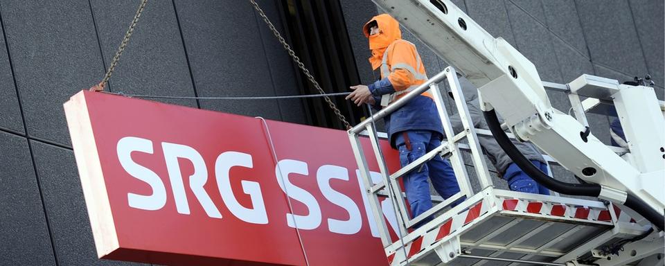 Installation du nouveau logo de la SSR sur le bâtiment de la télévision alémanique le 2 mars 2011.