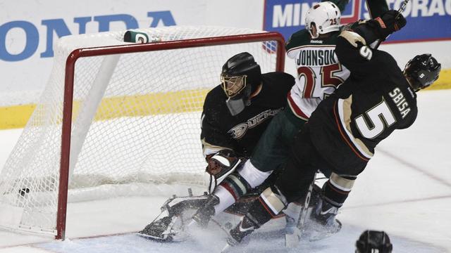 Sbisa tente d'arrêter Johnson, mais celui-ci finira par marquer du patin. [Chris Carlson]