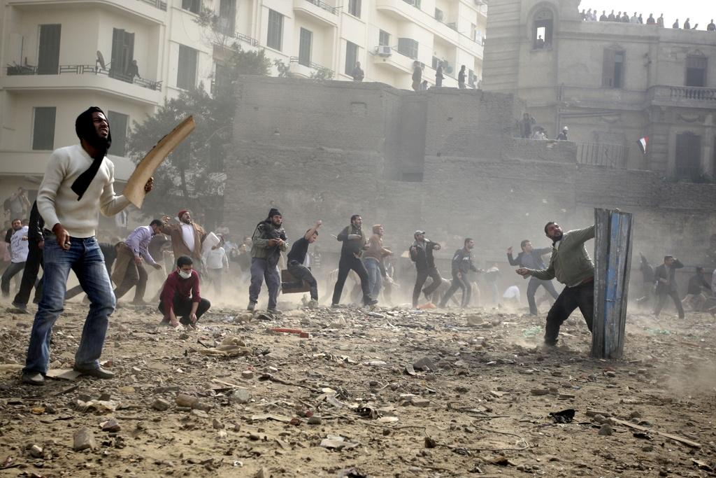 3 février 2011: la place Tahrir, au Caire, a pris des airs d'un véritable champ de bataille. [AP Photo - Khalil Hamra]