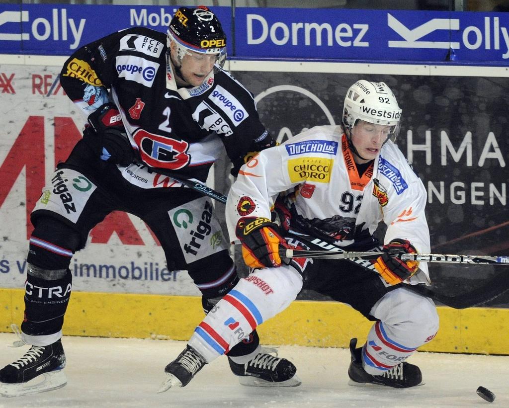 Le jeune Bernois Joel Vernin (18 ans) prend le dessus sur le Fribourgeois Marc Abplanalp. [KEYSTONE - Lukas Lehmann]