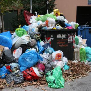 Les éboueurs font régulièrement la grève... Les poubelles débordent dans tous les quartiers de la capitale grecque. [Céline Tzaud]