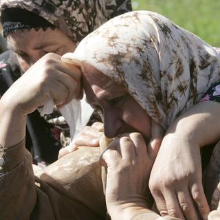 Une mère musulmane pleure ses proches, lors de la cérémonie d'enterrement de leurs restes en 2007.