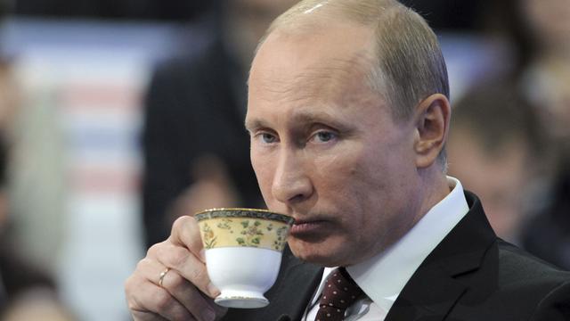 Vladimir Poutine s'offre une pause boisson sur un plateau TV le 15 décembre. [Ria Novosti]