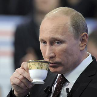 Vladimir Poutine s'offre une pause boisson sur un plateau TV le 15 décembre. [Ria Novosti]