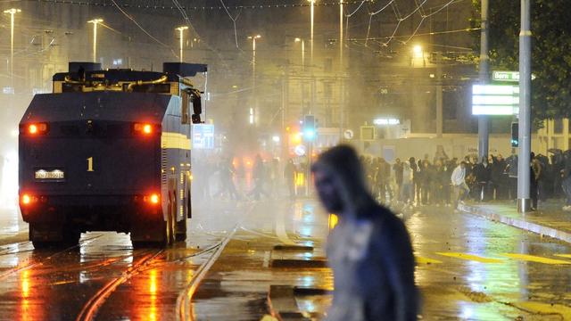 La police avait fait usage de jets d'eau, de balles en caoutchouc et de gaz lacrymogènes. [WALTER BIERI]