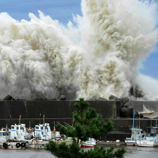 Des vagues immenses ont atteint les côtes japonaises. [Keystone - Daiji Yanagida]