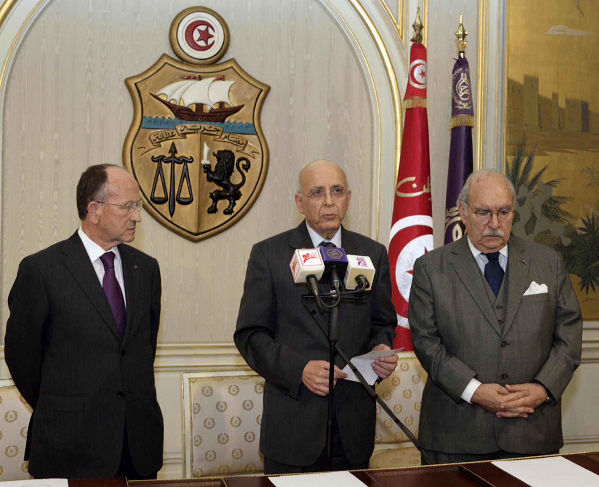 le Premier ministre Mohammed Ghannouchi (centre) avait annoncé vendredi assurer l'intérim à la présidence. Finalement, Foued Mbazaa (droite) a pris les rênes. [AFP - HO]