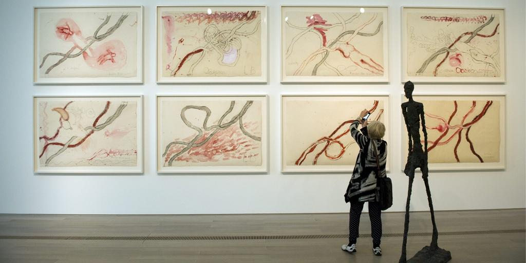 Les oeuvres de Louise Bourgeois sont exposées en compagnie de celles d'autres artistes, ici une sculpture d'Alberto Giacometti. [KEYSTONE - GEORGIOS KEFALAS]