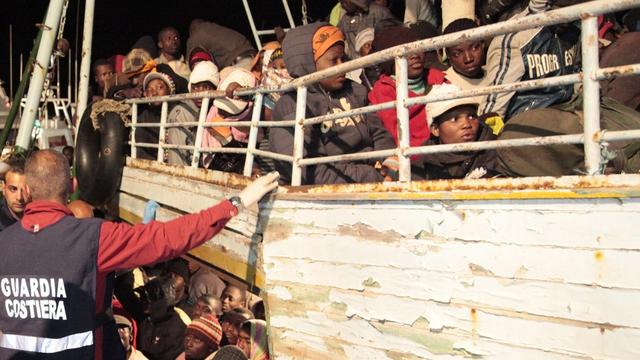 Les bateaux continuent d'affluer vers l'île de Lampedusa. [KEYSTONE - Francesco Malavolta]