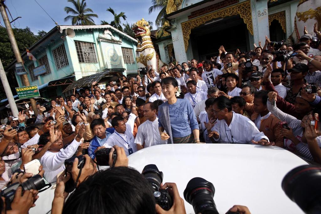 Aung San Suu Kyi a été accueillie par de nombreux supporters. [KEYSTONE - Nyein Chan Naing]