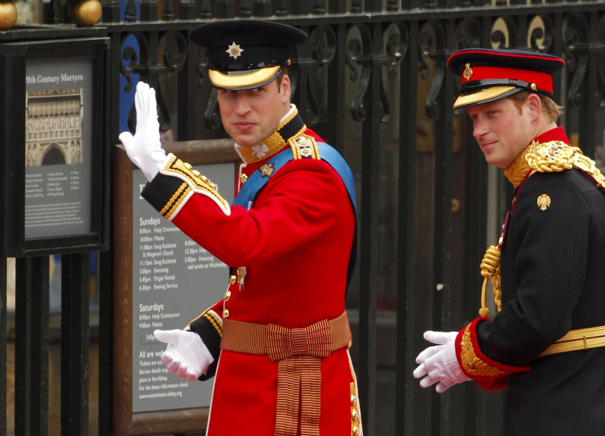 11h19: Harry et William, dans l'uniforme de la garde irlandaise, arrivent à l'abbaye de Westminster. [Phil Noble]